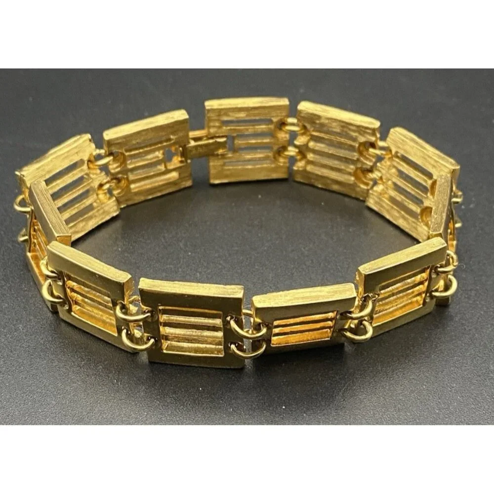 Vintage Crown Trifari Bracelet Textured Gold Tone Panel 7